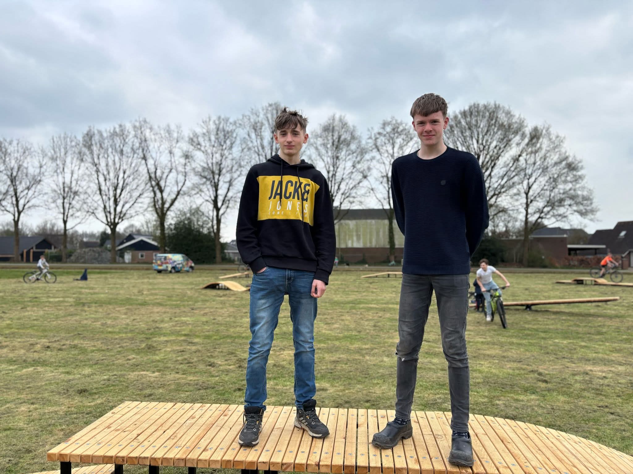 Elmar en Rowan helpen bij de realisatie van een pumptrackbaan